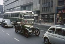 117456 Afbeelding van een old-timer tussen het stadsverkeer op de Lange Viestraat te Utrecht.